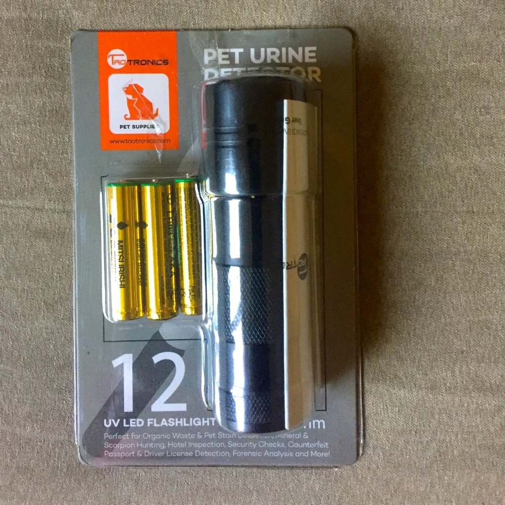 TaoTronics Black Light, 12 LEDs 395nm UV Flashlight for Pet Urine